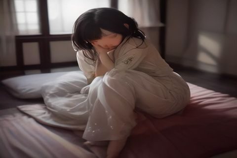 国产破处剧情深度分析，编剧团队在会议室内讨论故事结构，白板上密密麻麻的剧情框架图